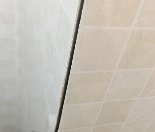 屏边瓷砖空鼓维修公司分享阳台瓷砖脱落的修复过程可以分为以下几个步骤
