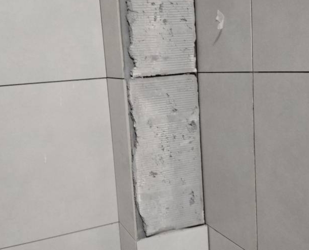 屏边瓷砖空鼓维修公司分享下瓷砖施工前基层浇水润湿程度不足，可能导致以下问题