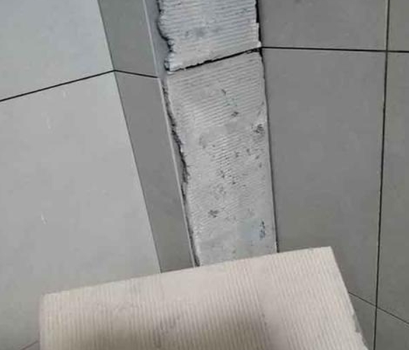 屏边瓷砖空鼓维修公司分享下厨房瓷砖脱落的补救措施。